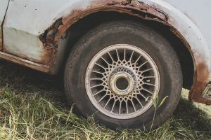 Hoe roest op een carrosserie te verwijderen