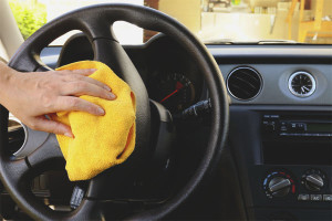 Een auto-interieur schoonmaken