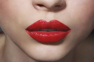 Hoe lippen te kleuren met rode lippenstift