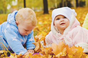 Hoe een pasgeborene te kleden voor een wandeling in de herfst