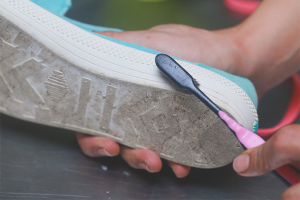 Een witte zool wassen op sneakers