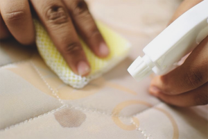 Bloedvlekken verwijderen uit een matras