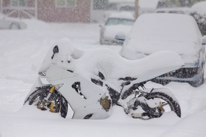 Hoe een motorfiets in de winter op te bergen