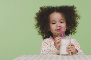 Hoe een kind te leren drinken uit een rietje