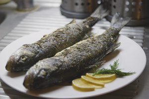 Hoe zeebaars in de oven te koken