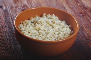 Hoe parelgort pap in het water te koken