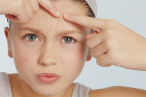 Hoe onderhuidse acne op het gezicht te verwijderen