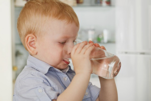 Een kind leren water te drinken