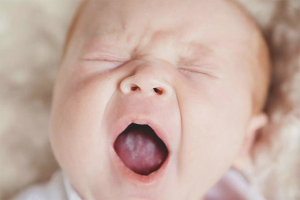 Spruw bij een baby in haar mond behandelen