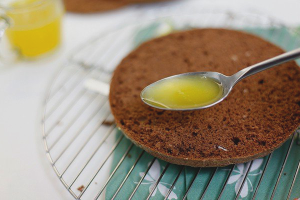 Siroop maken voor het weken van een koekje