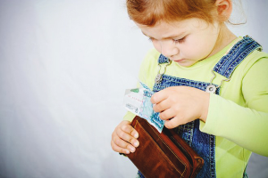 Een kind steelt geld van ouders