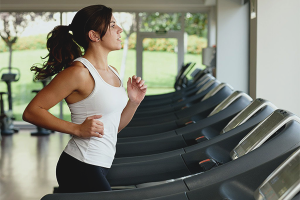 Hardlopen op een loopband om af te vallen