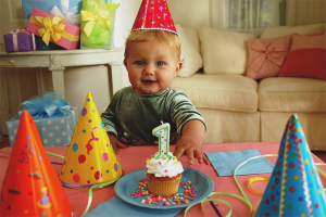 Hoe de verjaardag van een kind 1 jaar te vieren