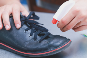 Hoe schoenen te reinigen tegen schimmel