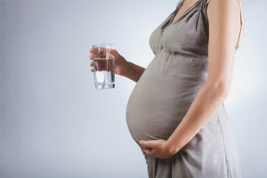 Kunnen zwangere vrouwen mineraalwater drinken?