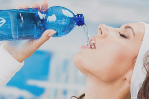 Hoeveel mensen zouden per dag water moeten drinken