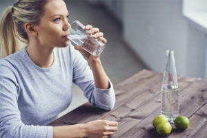 Is het mogelijk om direct na het eten water te drinken