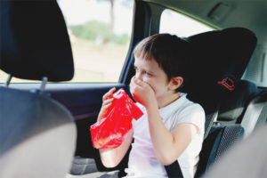 Het kind schommelt in de auto