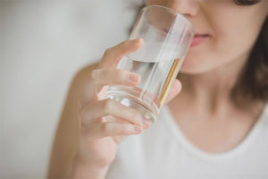 Hoeveel kunt u na een maaltijd water drinken