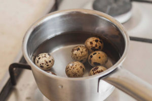 Hoe en hoeveel kwarteleitjes te koken