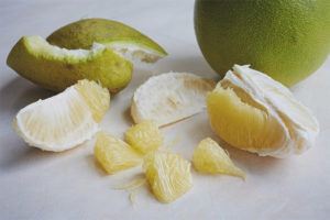 Pomelo-fruit eten