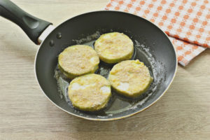 Courgette in een pan bakken